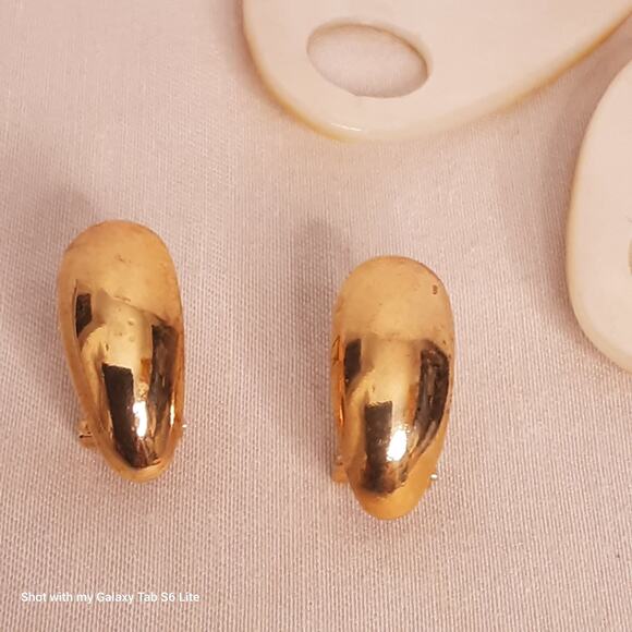 Two Earrings In One Small Gold Tone Huggies Holding Large MOP Shells - Picture 10 of 12